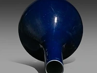A chinese monochrome deep blue glazed pear-shaped bottle vase, republic period, h 41,5 cm - afbeelding 5 van  6