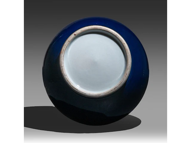 A chinese monochrome deep blue glazed pear-shaped bottle vase, republic period, h 41,5 cm - afbeelding 6 van  6