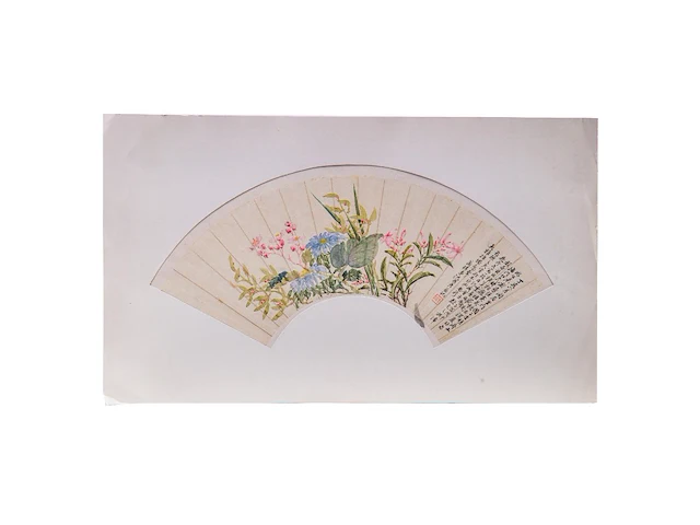 A chinese painting on fan, 'flower garden', colour on paper, signed text and seal stamp, l 56 cm - afbeelding 2 van  2