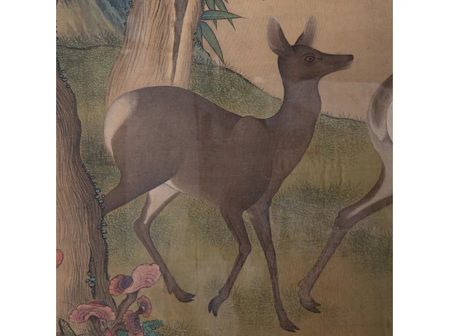 A chinese painting, 'the auspicious deer of fortune', colour on silk, dated kangxi and of the period (17thc), framed 122 x 192,5 cm - afbeelding 4 van  6