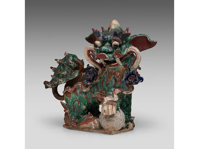 A chinese polychrome glazed roof tile ornament of a buddhist lion, ming dynasty, total h 38 - l 46 cm - afbeelding 2 van  16