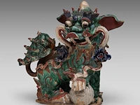 A chinese polychrome glazed roof tile ornament of a buddhist lion, ming dynasty, total h 38 - l 46 cm - afbeelding 2 van  16