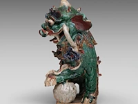 A chinese polychrome glazed roof tile ornament of a buddhist lion, ming dynasty, total h 38 - l 46 cm - afbeelding 3 van  16