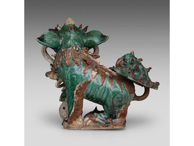 A chinese polychrome glazed roof tile ornament of a buddhist lion, ming dynasty, total h 38 - l 46 cm - afbeelding 4 van  16