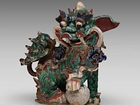 A chinese polychrome glazed roof tile ornament of a buddhist lion, ming dynasty, total h 38 - l 46 cm - afbeelding 6 van  16