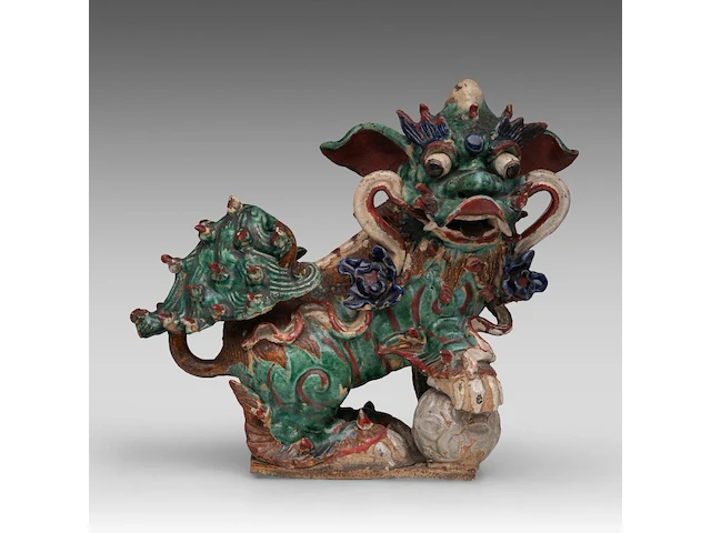 A chinese polychrome glazed roof tile ornament of a buddhist lion, ming dynasty, total h 38 - l 46 cm - afbeelding 1 van  16