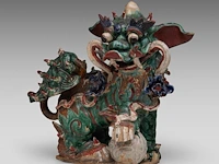 A chinese polychrome glazed roof tile ornament of a buddhist lion, ming dynasty, total h 38 - l 46 cm - afbeelding 9 van  16