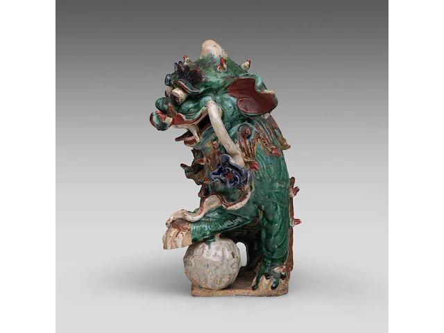 A chinese polychrome glazed roof tile ornament of a buddhist lion, ming dynasty, total h 38 - l 46 cm - afbeelding 10 van  16