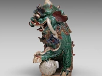 A chinese polychrome glazed roof tile ornament of a buddhist lion, ming dynasty, total h 38 - l 46 cm - afbeelding 10 van  16