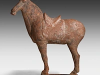 A chinese pottery figure of a horse, tang dynasty, h 31,5 - l 28,5 cm (+)