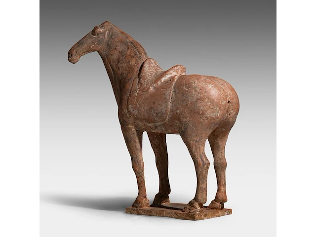 A chinese pottery figure of a horse, tang dynasty, h 31,5 - l 28,5 cm (+) - afbeelding 3 van  10