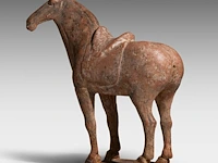 A chinese pottery figure of a horse, tang dynasty, h 31,5 - l 28,5 cm (+) - afbeelding 3 van  10