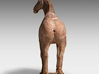 A chinese pottery figure of a horse, tang dynasty, h 31,5 - l 28,5 cm (+) - afbeelding 4 van  10