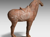 A chinese pottery figure of a horse, tang dynasty, h 31,5 - l 28,5 cm (+) - afbeelding 5 van  10