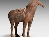 A chinese pottery figure of a horse, tang dynasty, h 31,5 - l 28,5 cm (+) - afbeelding 6 van  10