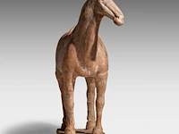 A chinese pottery figure of a horse, tang dynasty, h 31,5 - l 28,5 cm (+) - afbeelding 7 van  10