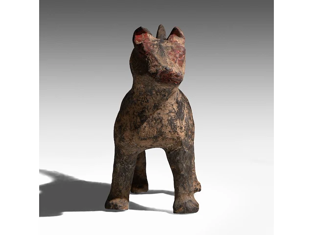 A chinese pottery figure of a standing dog, han dynasty, h 20,5 - l 30,5 cm (+) - afbeelding 2 van  10