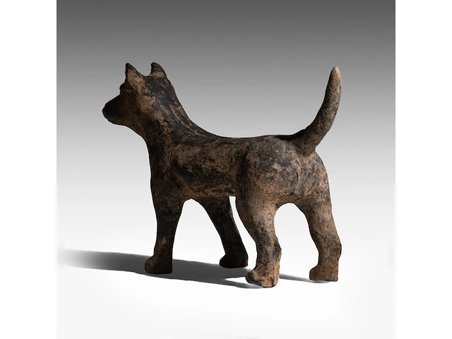 A chinese pottery figure of a standing dog, han dynasty, h 20,5 - l 30,5 cm (+) - afbeelding 4 van  10