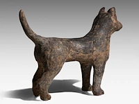 A chinese pottery figure of a standing dog, han dynasty, h 20,5 - l 30,5 cm (+) - afbeelding 6 van  10