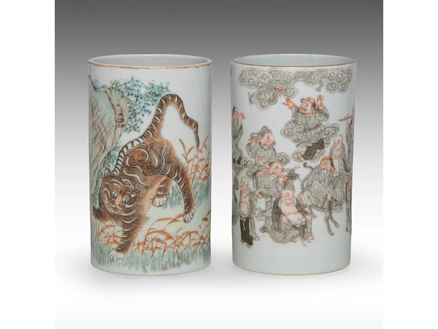 A chinese qianjiang cai 'tiger' and a grisaille 'eighteen luohan' brushpot, one with a daoguang mark, h 11,3 cm - afbeelding 1 van  6