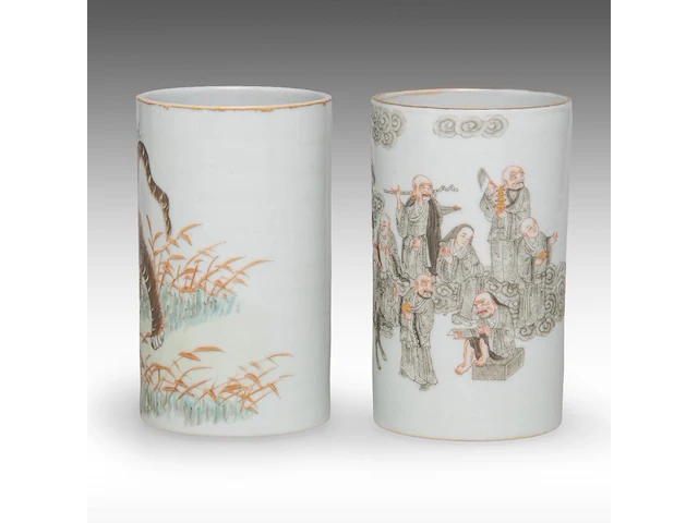 A chinese qianjiang cai 'tiger' and a grisaille 'eighteen luohan' brushpot, one with a daoguang mark, h 11,3 cm - afbeelding 2 van  6