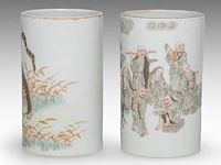 A chinese qianjiang cai 'tiger' and a grisaille 'eighteen luohan' brushpot, one with a daoguang mark, h 11,3 cm - afbeelding 2 van  6