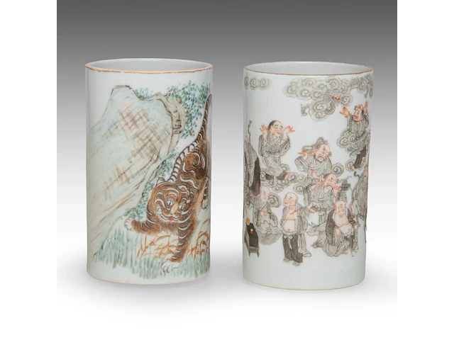 A chinese qianjiang cai 'tiger' and a grisaille 'eighteen luohan' brushpot, one with a daoguang mark, h 11,3 cm - afbeelding 4 van  6