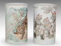 A chinese qianjiang cai 'tiger' and a grisaille 'eighteen luohan' brushpot, one with a daoguang mark, h 11,3 cm - afbeelding 4 van  6