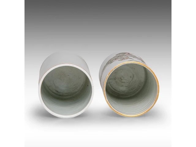 A chinese qianjiang cai 'tiger' and a grisaille 'eighteen luohan' brushpot, one with a daoguang mark, h 11,3 cm - afbeelding 5 van  6