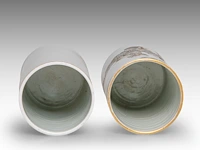 A chinese qianjiang cai 'tiger' and a grisaille 'eighteen luohan' brushpot, one with a daoguang mark, h 11,3 cm - afbeelding 5 van  6
