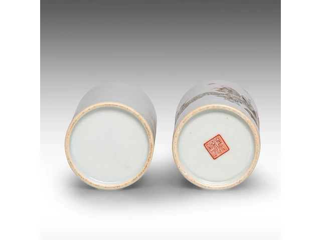 A chinese qianjiang cai 'tiger' and a grisaille 'eighteen luohan' brushpot, one with a daoguang mark, h 11,3 cm - afbeelding 6 van  6