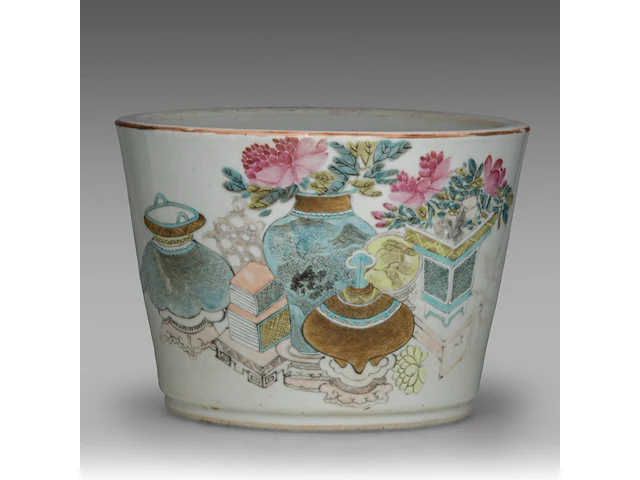 A chinese qianjiangcai ‘hundred antiquities (bogu wen)’ cachepot, a signed text, republic period, h 18,3 - ø 25 cm - afbeelding 1 van  6