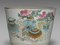 A chinese qianjiangcai ‘hundred antiquities (bogu wen)’ cachepot, a signed text, republic period, h 18,3 - ø 25 cm