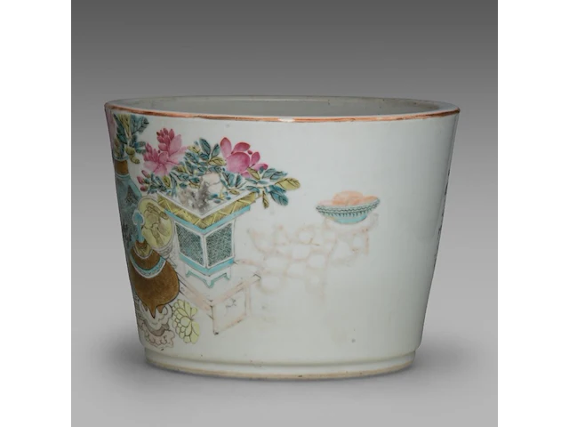 A chinese qianjiangcai ‘hundred antiquities (bogu wen)’ cachepot, a signed text, republic period, h 18,3 - ø 25 cm - afbeelding 2 van  6