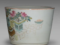 A chinese qianjiangcai ‘hundred antiquities (bogu wen)’ cachepot, a signed text, republic period, h 18,3 - ø 25 cm - afbeelding 2 van  6