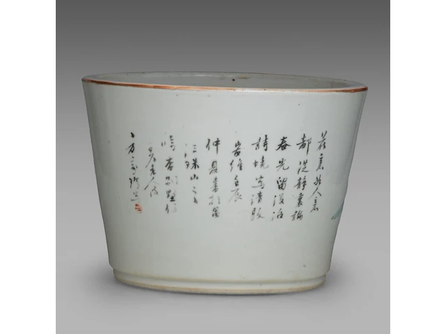 A chinese qianjiangcai ‘hundred antiquities (bogu wen)’ cachepot, a signed text, republic period, h 18,3 - ø 25 cm - afbeelding 3 van  6