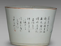A chinese qianjiangcai ‘hundred antiquities (bogu wen)’ cachepot, a signed text, republic period, h 18,3 - ø 25 cm - afbeelding 3 van  6