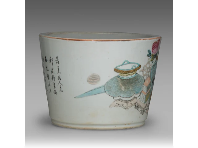 A chinese qianjiangcai ‘hundred antiquities (bogu wen)’ cachepot, a signed text, republic period, h 18,3 - ø 25 cm - afbeelding 4 van  6
