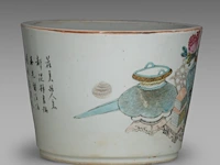 A chinese qianjiangcai ‘hundred antiquities (bogu wen)’ cachepot, a signed text, republic period, h 18,3 - ø 25 cm - afbeelding 4 van  6