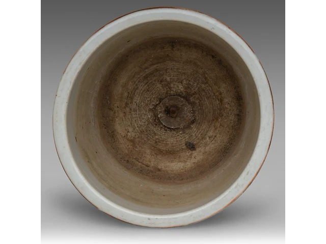 A chinese qianjiangcai ‘hundred antiquities (bogu wen)’ cachepot, a signed text, republic period, h 18,3 - ø 25 cm - afbeelding 5 van  6