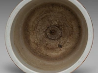A chinese qianjiangcai ‘hundred antiquities (bogu wen)’ cachepot, a signed text, republic period, h 18,3 - ø 25 cm - afbeelding 5 van  6