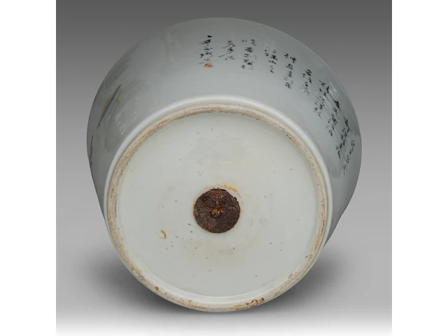 A chinese qianjiangcai ‘hundred antiquities (bogu wen)’ cachepot, a signed text, republic period, h 18,3 - ø 25 cm - afbeelding 6 van  6