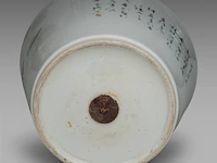 A chinese qianjiangcai ‘hundred antiquities (bogu wen)’ cachepot, a signed text, republic period, h 18,3 - ø 25 cm - afbeelding 6 van  6