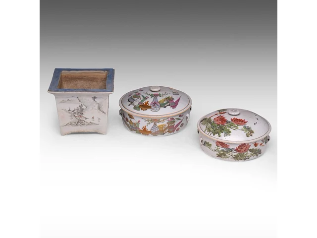 A chinese qianjiangcai quadrangular planter, republic period, h 15,5 - 19 x 19 cm - added two lidded storers, republic period, h 13,5 - ø 21,5 cm / h 13,5 - ø 23,5 cm (3) - afbeelding 1 van  7