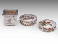 A chinese qianjiangcai quadrangular planter, republic period, h 15,5 - 19 x 19 cm - added two lidded storers, republic period, h 13,5 - ø 21,5 cm / h 13,5 - ø 23,5 cm (3)