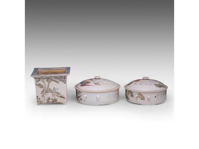 A chinese qianjiangcai quadrangular planter, republic period, h 15,5 - 19 x 19 cm - added two lidded storers, republic period, h 13,5 - ø 21,5 cm / h 13,5 - ø 23,5 cm (3) - afbeelding 2 van  7