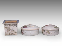 A chinese qianjiangcai quadrangular planter, republic period, h 15,5 - 19 x 19 cm - added two lidded storers, republic period, h 13,5 - ø 21,5 cm / h 13,5 - ø 23,5 cm (3) - afbeelding 2 van  7
