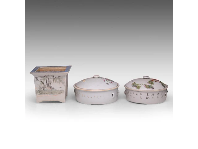 A chinese qianjiangcai quadrangular planter, republic period, h 15,5 - 19 x 19 cm - added two lidded storers, republic period, h 13,5 - ø 21,5 cm / h 13,5 - ø 23,5 cm (3) - afbeelding 3 van  7