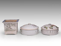 A chinese qianjiangcai quadrangular planter, republic period, h 15,5 - 19 x 19 cm - added two lidded storers, republic period, h 13,5 - ø 21,5 cm / h 13,5 - ø 23,5 cm (3) - afbeelding 3 van  7