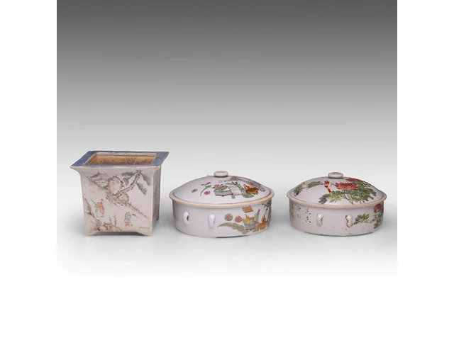 A chinese qianjiangcai quadrangular planter, republic period, h 15,5 - 19 x 19 cm - added two lidded storers, republic period, h 13,5 - ø 21,5 cm / h 13,5 - ø 23,5 cm (3) - afbeelding 4 van  7